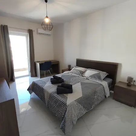 Lejlighed Il-girna Apt. 2 - Modern 3 Bedroom Apartment, 4 Bathrooms, Free Wifi Marsaskala