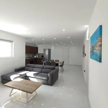Il-girna Apt. 2 - Modern 3 Bedroom Apartment, 4 Bathrooms, Free Wifi *